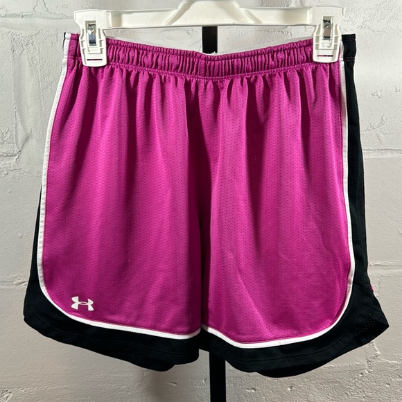 Under Armor Heat Gear Women’s Athletic Shorts Size S Fuchsia and Black - Picture 1 of 5
